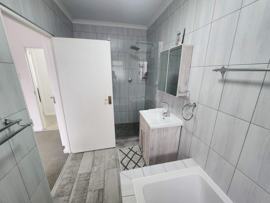 5 Bedroom Property for Sale in Fraaiuitsig Western Cape